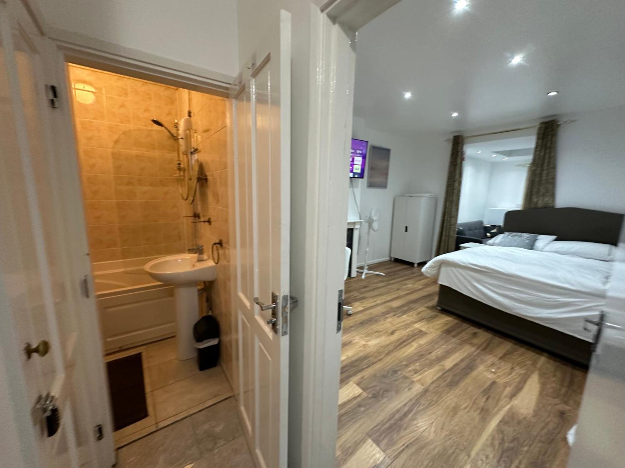 3Rd Studio Flat With Private Toilet And Bathroom Setup For Family Enjoyment 134 Keedonwood Road Bromley Exterior foto