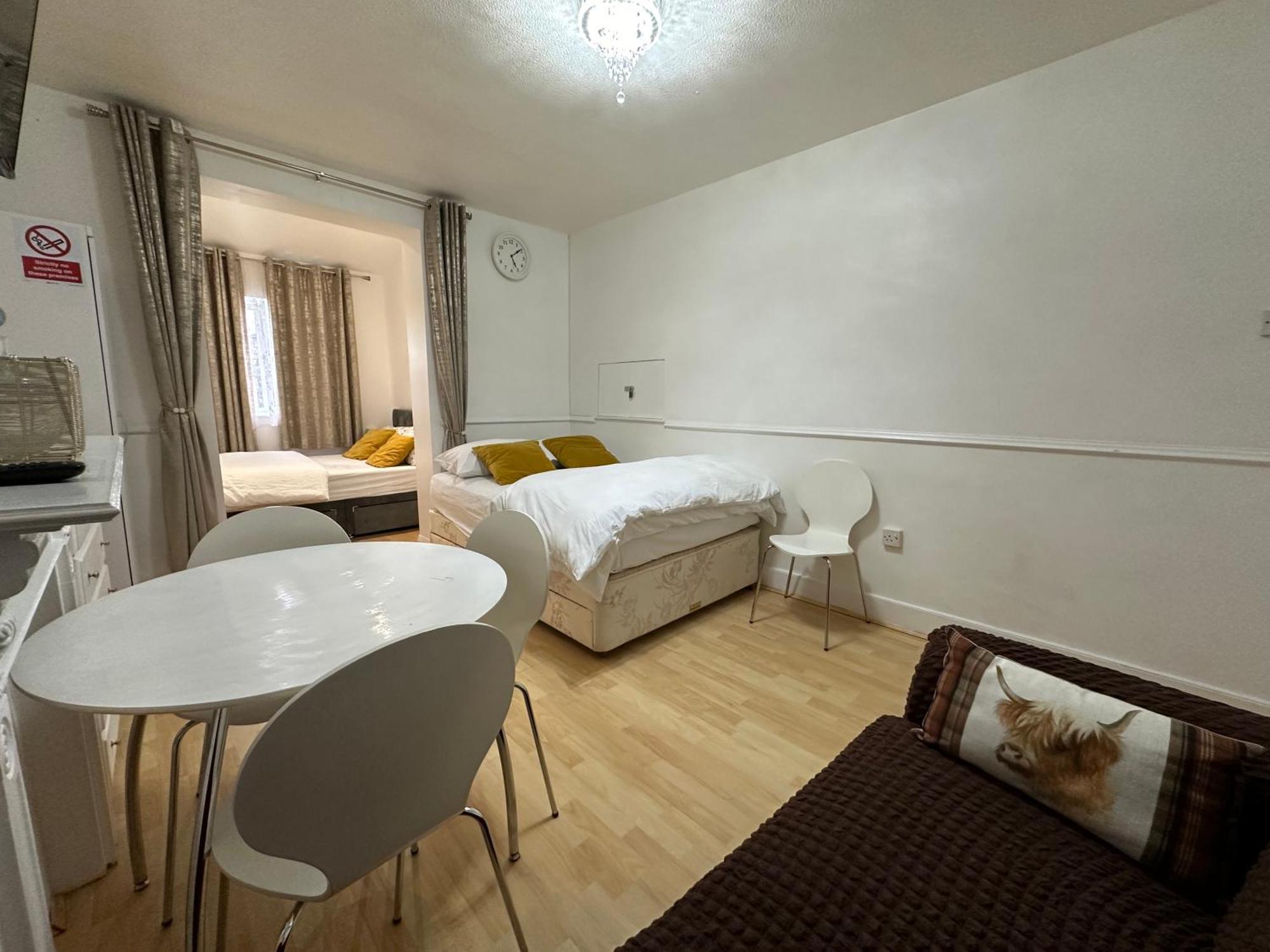 3Rd Studio Flat With Private Toilet And Bathroom Setup For Family Enjoyment 134 Keedonwood Road Bromley Exterior foto